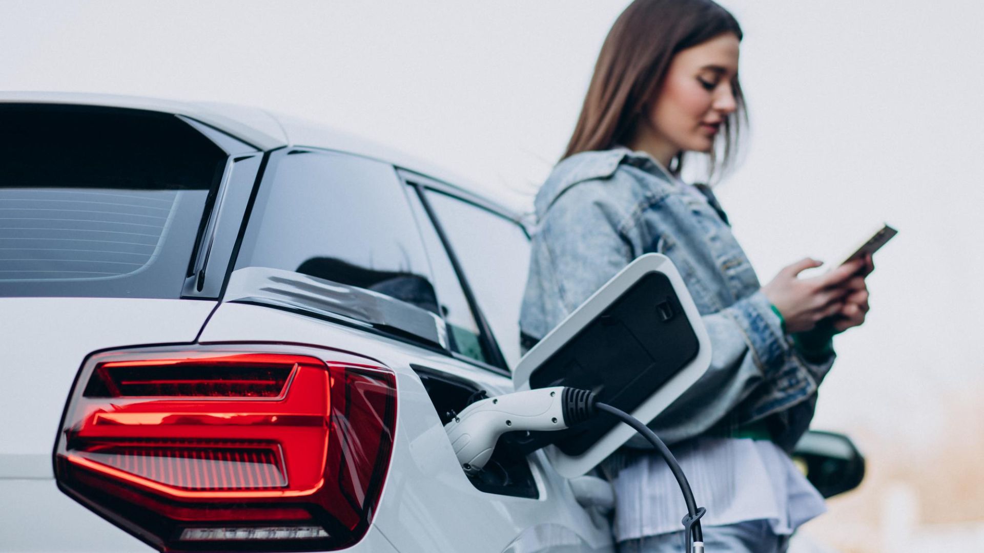 Rastreamento Veicular em carros elétricos é tecnologia que garante segurança e controle